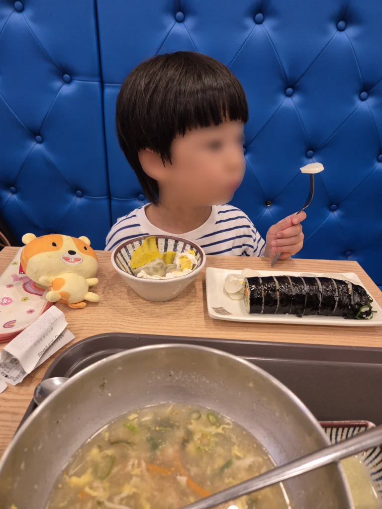 김밥 먹는 효돌 김밥 먹는 효돌